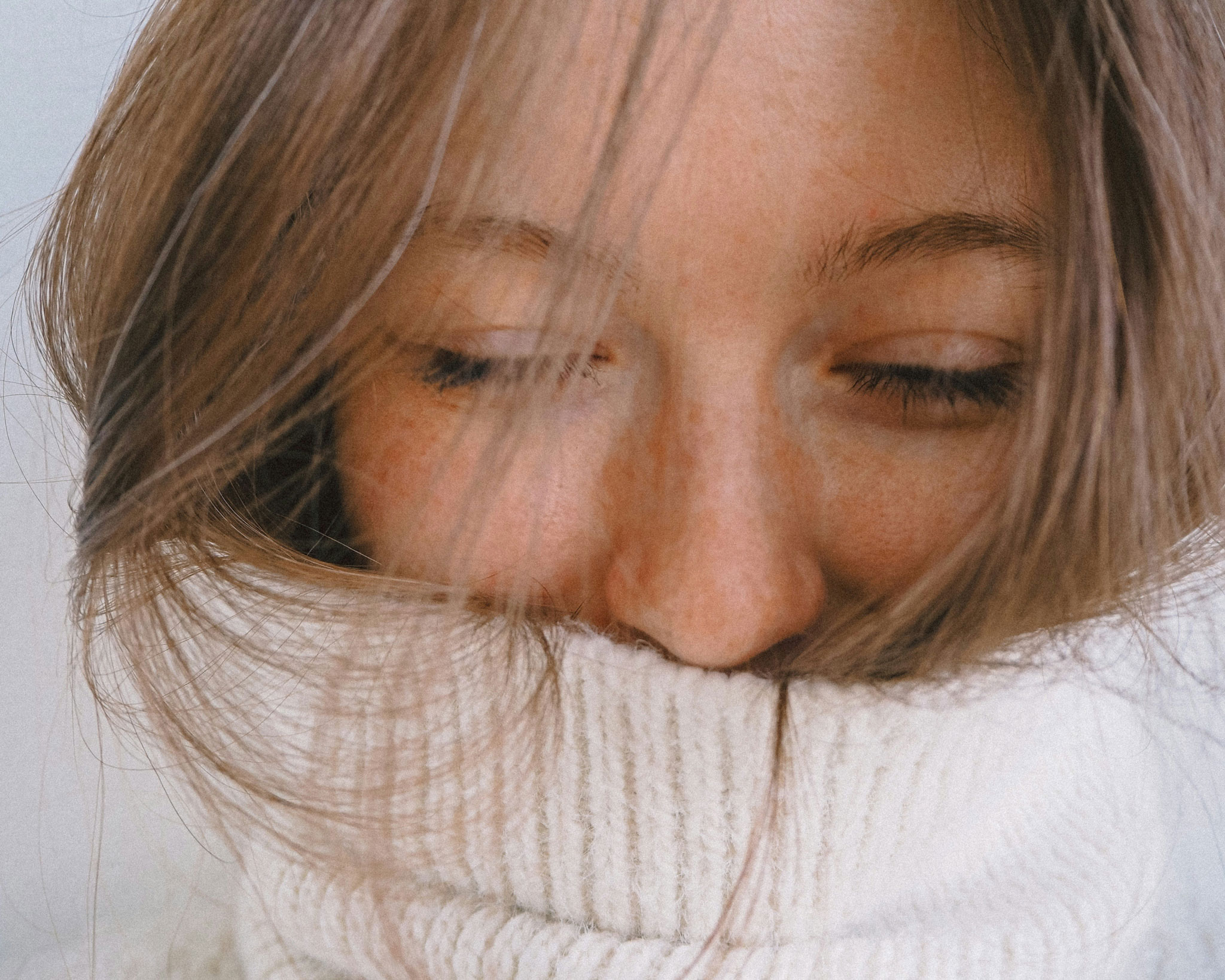 Frau mit Pullover