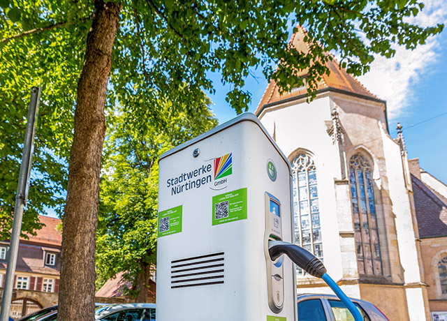 E-Ladesäule vor einer Kirche in Nürtingen