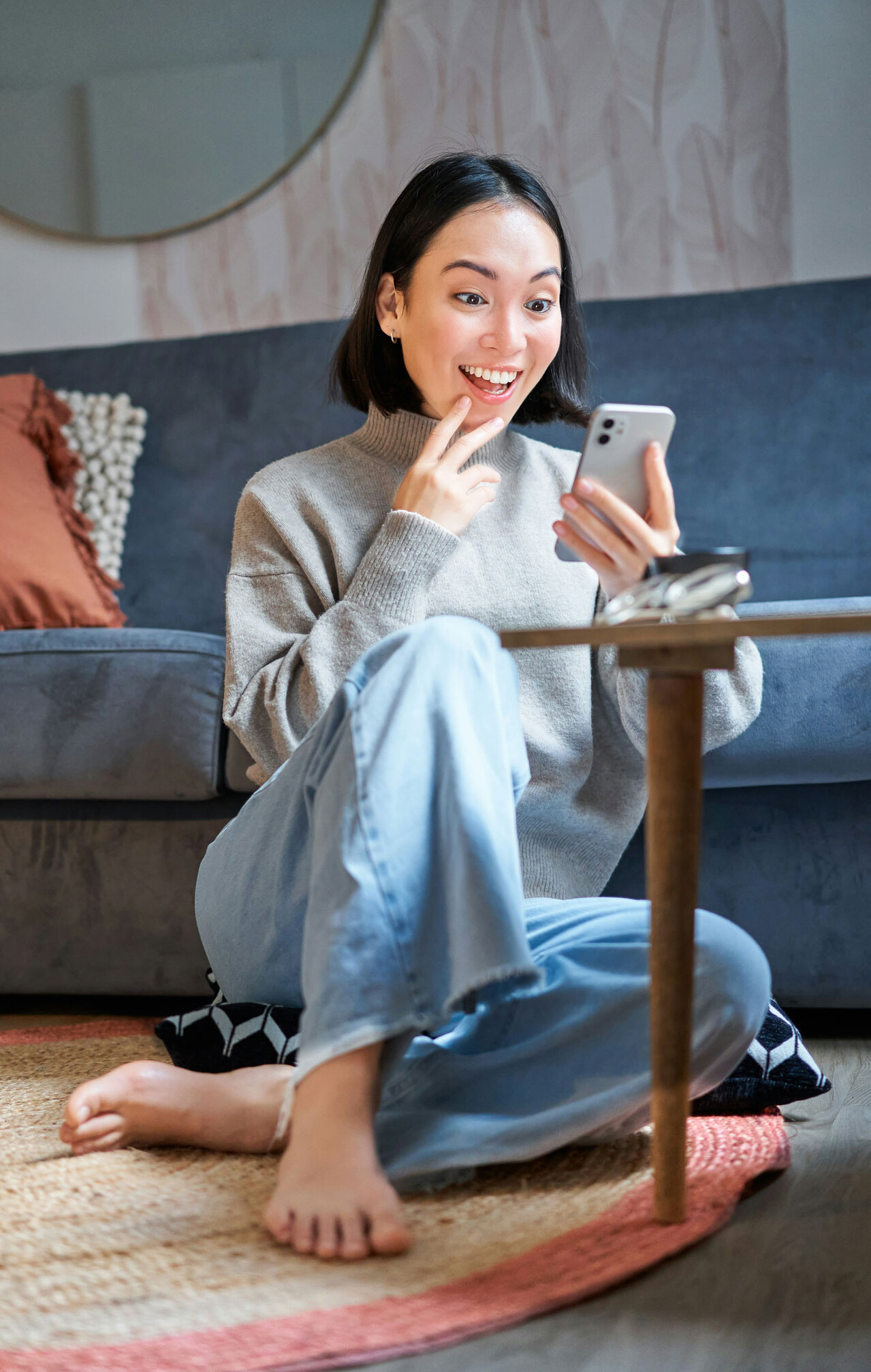 Frau benutzt App in Wohnzimmer