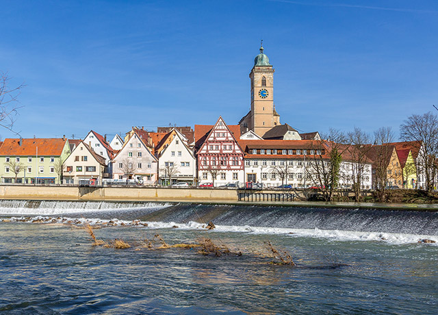 Nürtingen mit Kirchturm mit dem Neckar im Vordergrund