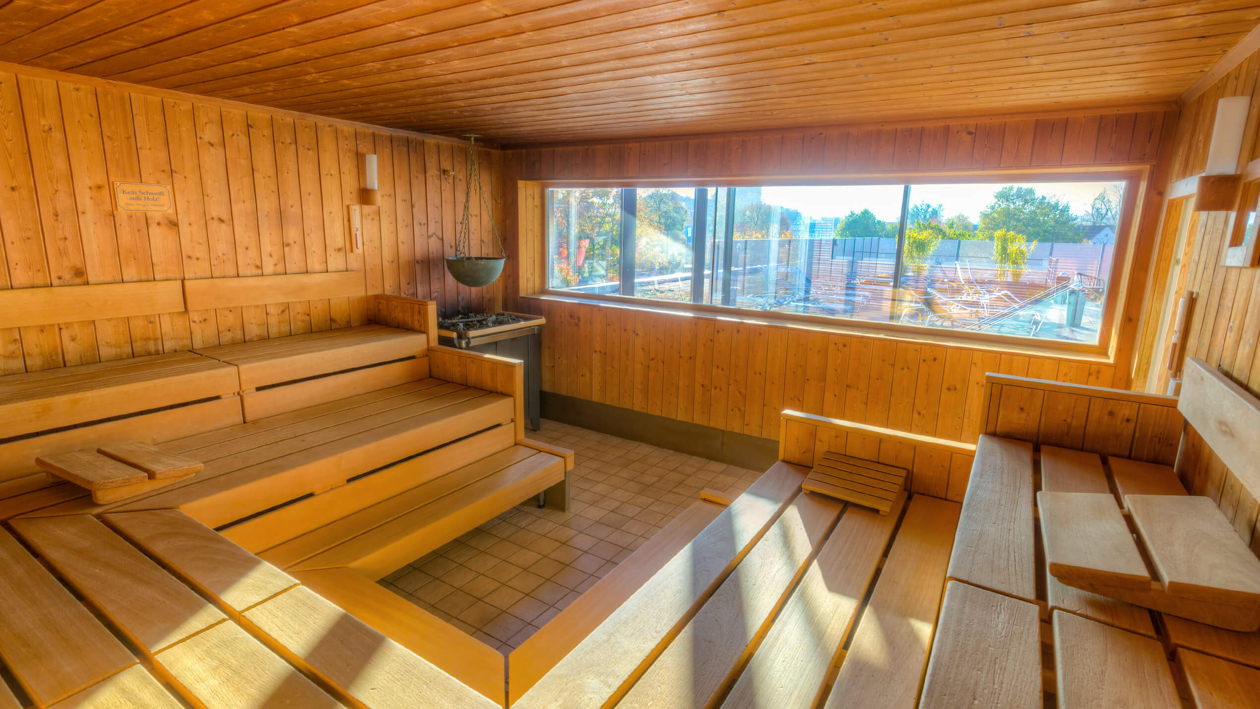 Vom Aufguss bis zur Massage erfüllt Ihnen unsere Sauna jeden Wellness Wunsch