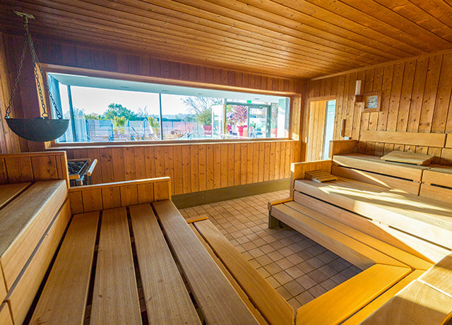 Vom Aufguss bis zur Massage erfüllt Ihnen unsere Sauna jeden Wellness-Wunsch